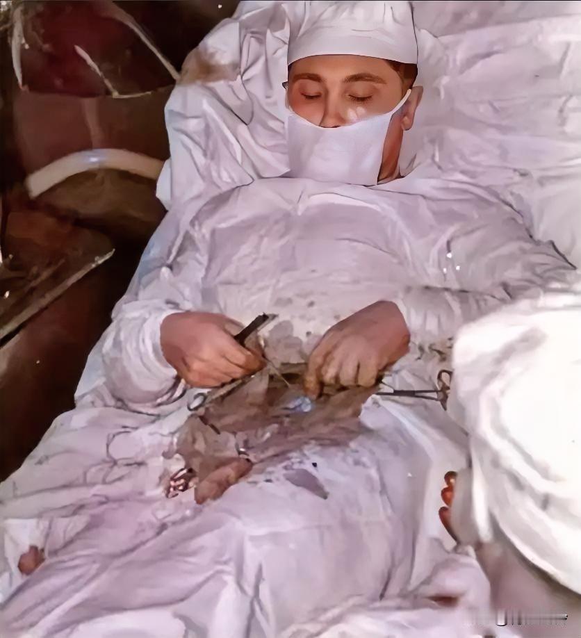 1961年，在南极考察站里，27岁的苏联医生给自己注射了麻醉剂，然后亲手切开了自