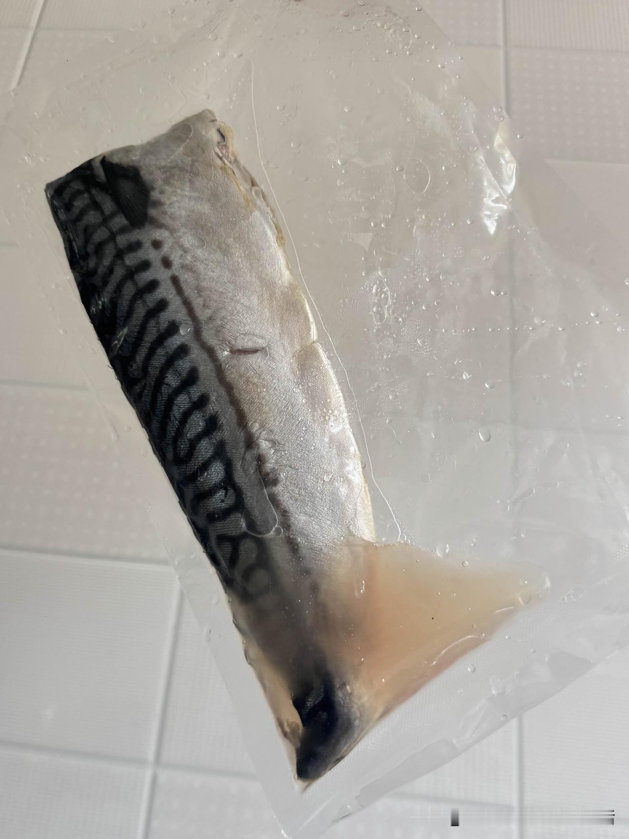 挪威青鱼和大西洋鳕鱼，不是在国外常吃我就认了。半条青鱼化冻后析出足有一两水，正常