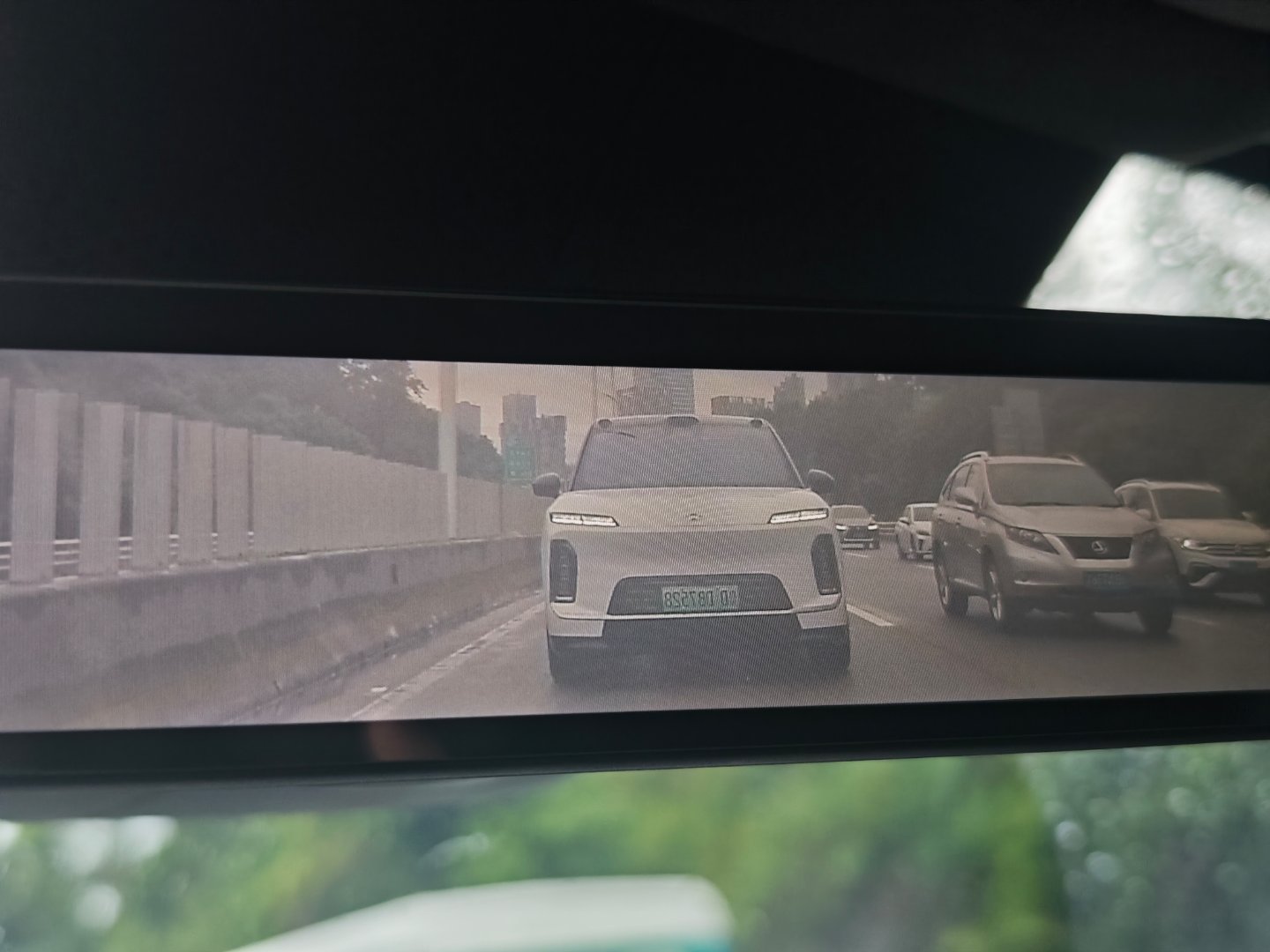 都ES9了，还选了是白色呀 但不得不说，从后视镜看到，压迫感还是有的 