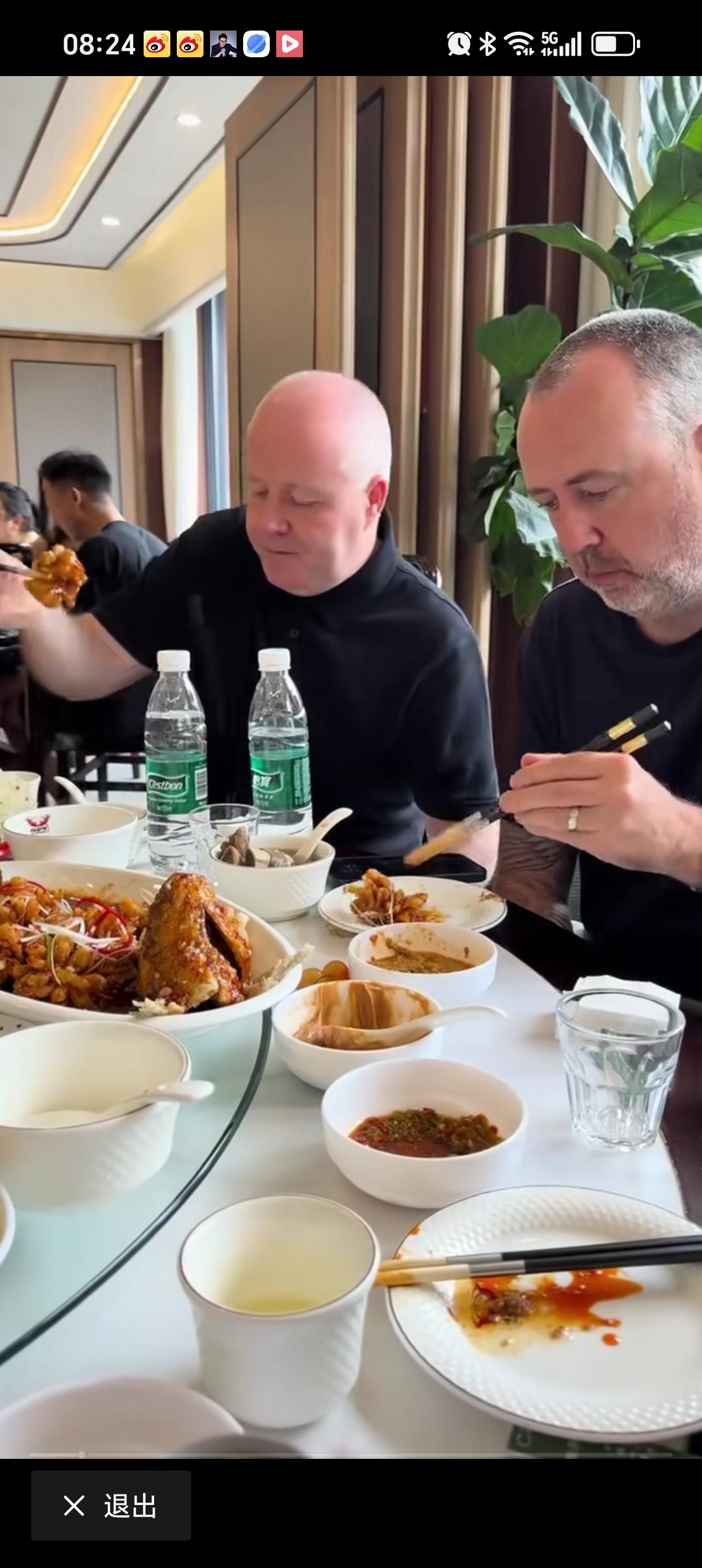 我友现了，用左手打球的球员，也是用左手吃饭，马叔左撇子握筷子很丝滑，希金斯用的是