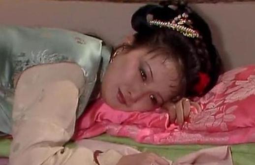 古代的通房丫鬟，其实就是主子行房时候的工具，一整晚都得守在床边，主子需要时，得赶