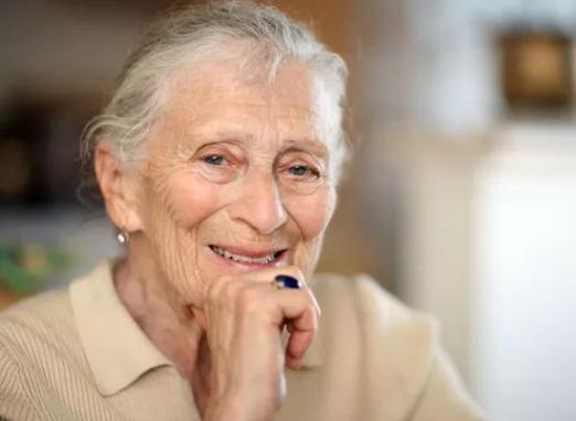 非常现实的话：“不要为养老焦虑，常人活不到90岁，顶多80岁。人老没欲望，大鱼大