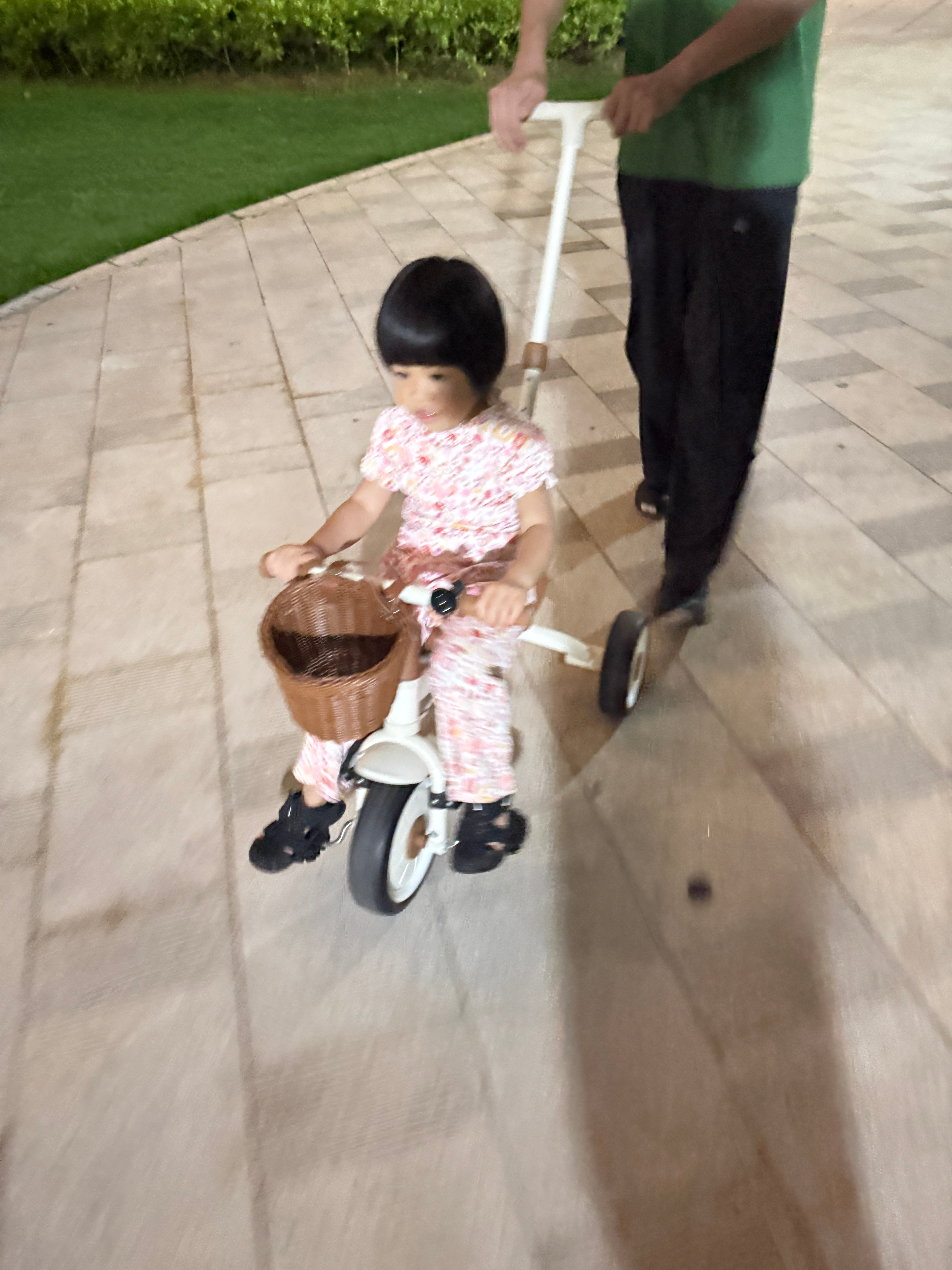 球宝会自己穿衣服裤子鞋子了全家大鼓掌！旅蛙：会穿衣服裤子是大突破，接下来就会骑三