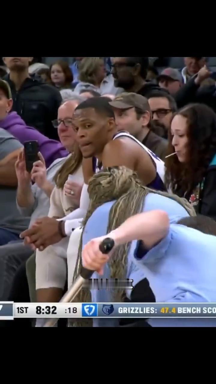 威少被小皮蓬撞飞，直接踩到了场边美女球迷的饮料。国王123：114击败灰熊。本场