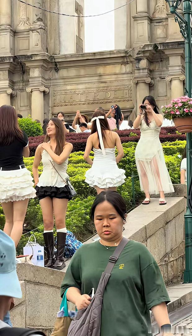 搞不懂为什么景点永远都是女的比男的多？她们都不用上班吗 