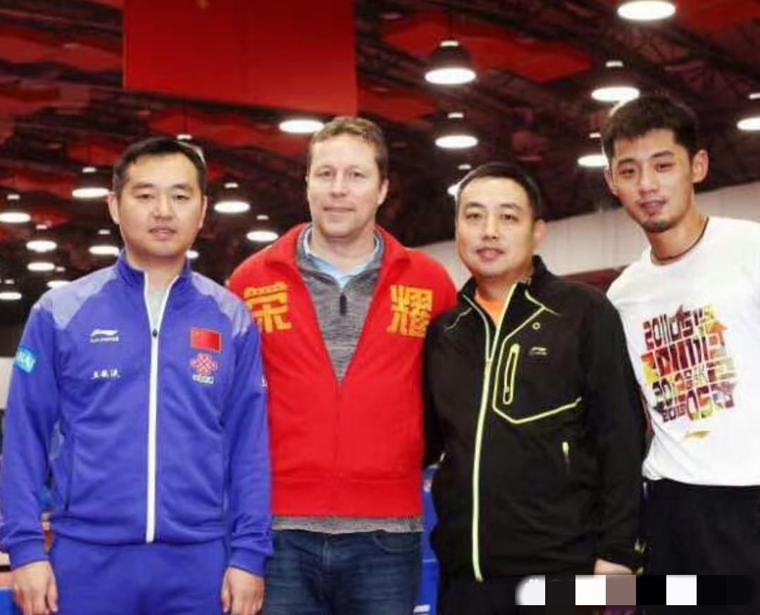 在这张罕见的照片中居然看到了曾被誉为''乒坛双星子''的刘国梁与孔令辉、曾被誉为