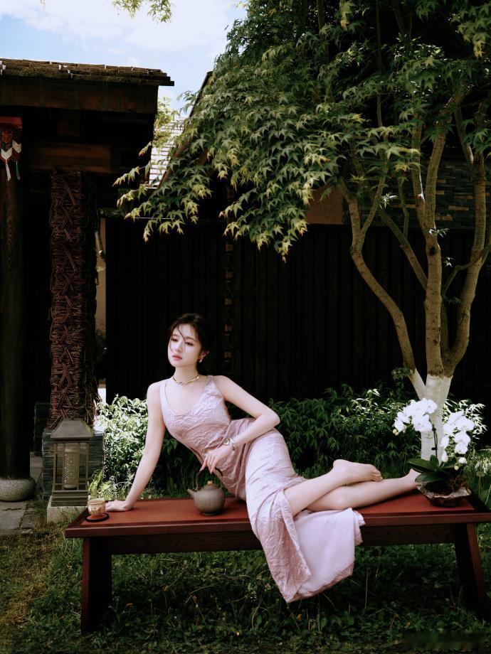 李兰迪美得好大气 白色的裙子真的是我心目中的公主殿下，李兰迪美得好大气，淡淡的笑