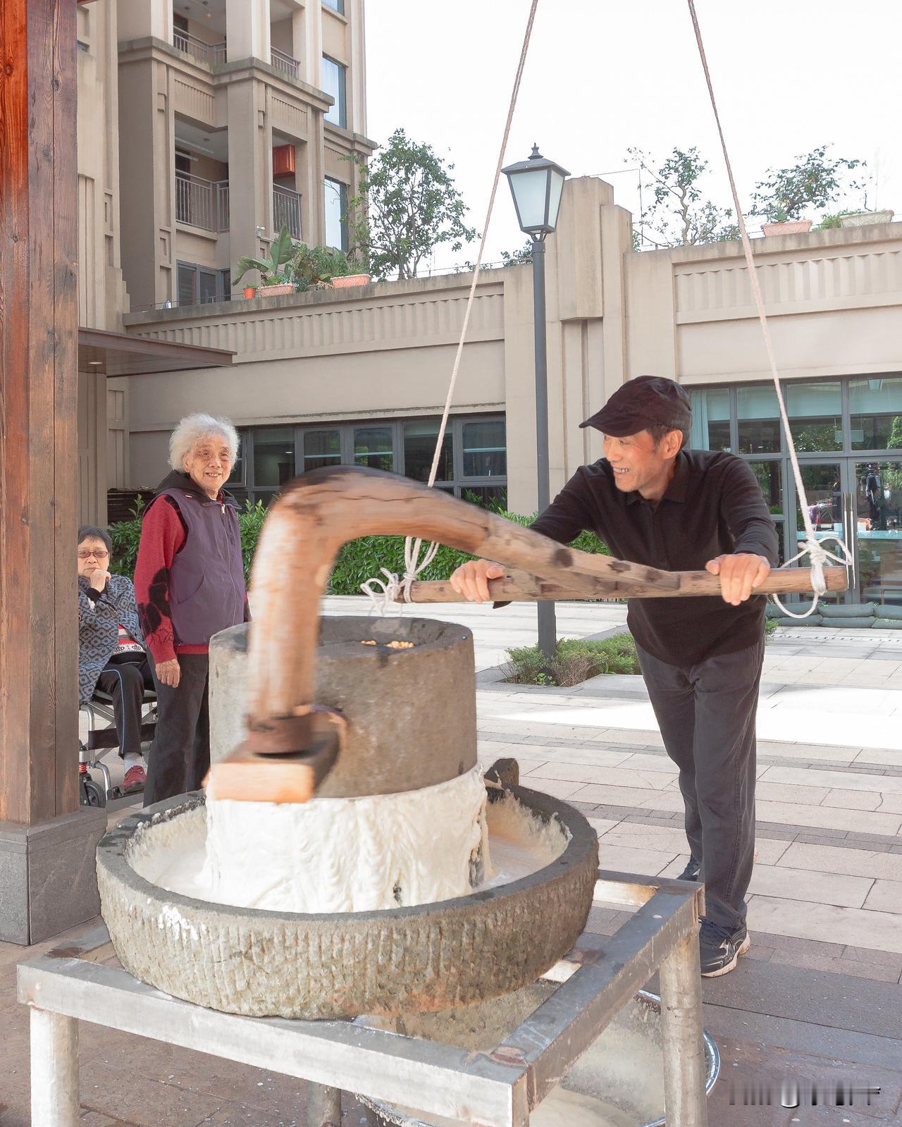 中铁满庭芳渝康城是一处纯粹的老年社区，这里环境宜人，老年配套设施完备，还组建了众