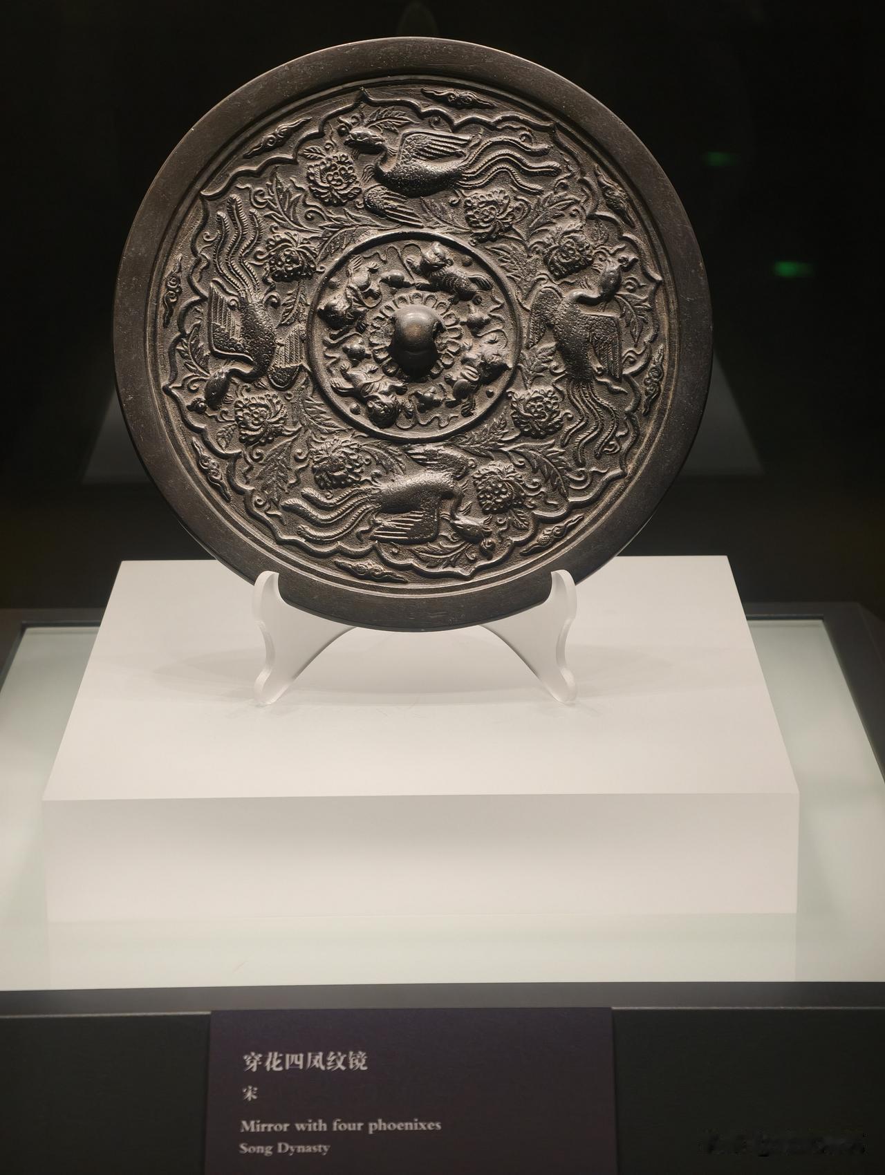 辽宁省博物馆的《历代铜镜展》
进去之前，我是好奇古人用的铜镜是有多清晰能当镜子用