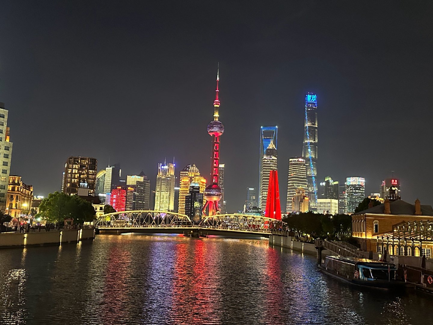 五一旅游景点人人人你人人人外滩没有海，有人山人海。 