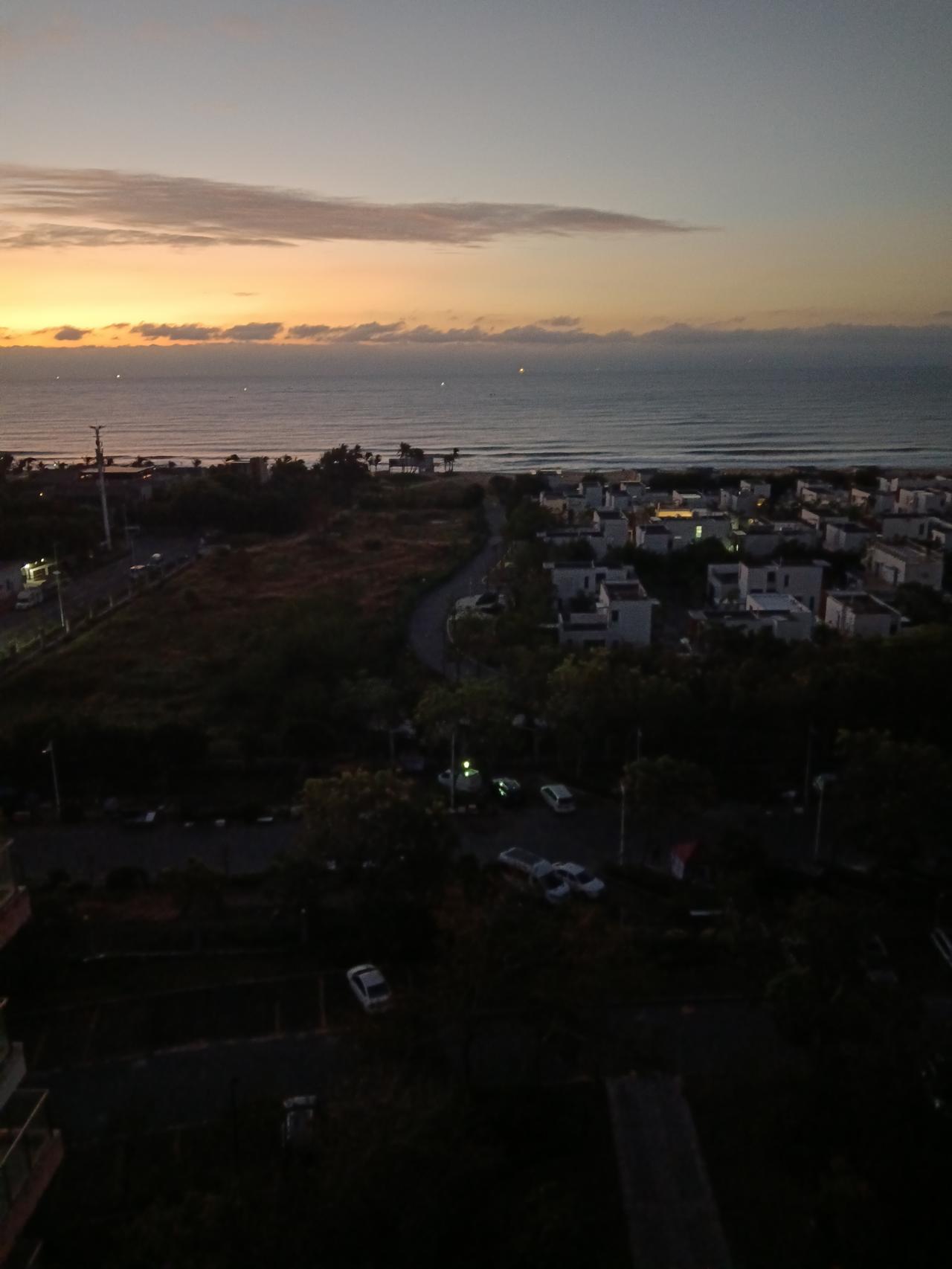 一起来分享相册里的天空今天六点拍下的，好美啊