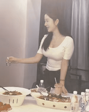 领导应该都喜欢带这样的女下属，参加应酬吧[微笑]