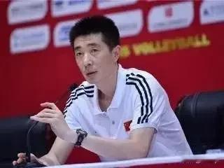 中国女排的教练组:
主教练蔡斌；教练袁志、袁灵犀，于飞、李岩龙、张晨
这阵容远远