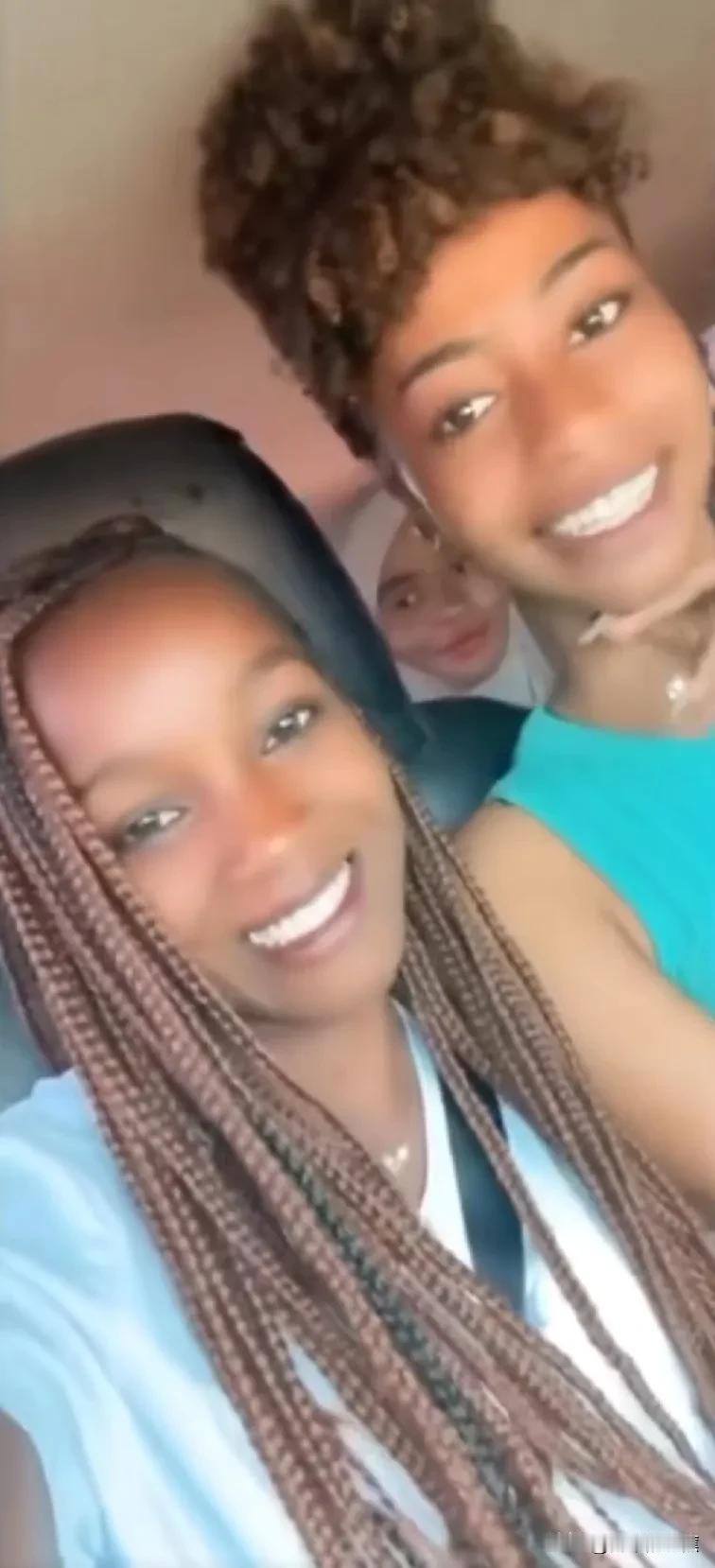 菲利斯回到非洲坦桑尼亚后，身上竟寻不到一丝在中国的痕迹，全是一副妖娆多姿的模样，