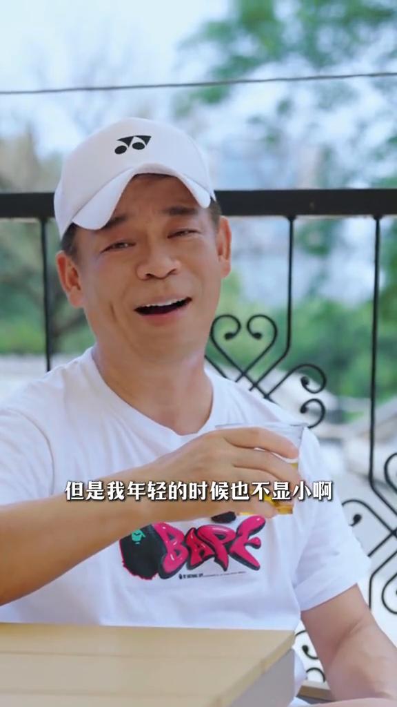·第一杯：敬自己。这把年纪了，很多人夸我不显老，但是我年轻的时候也不显小。
·第