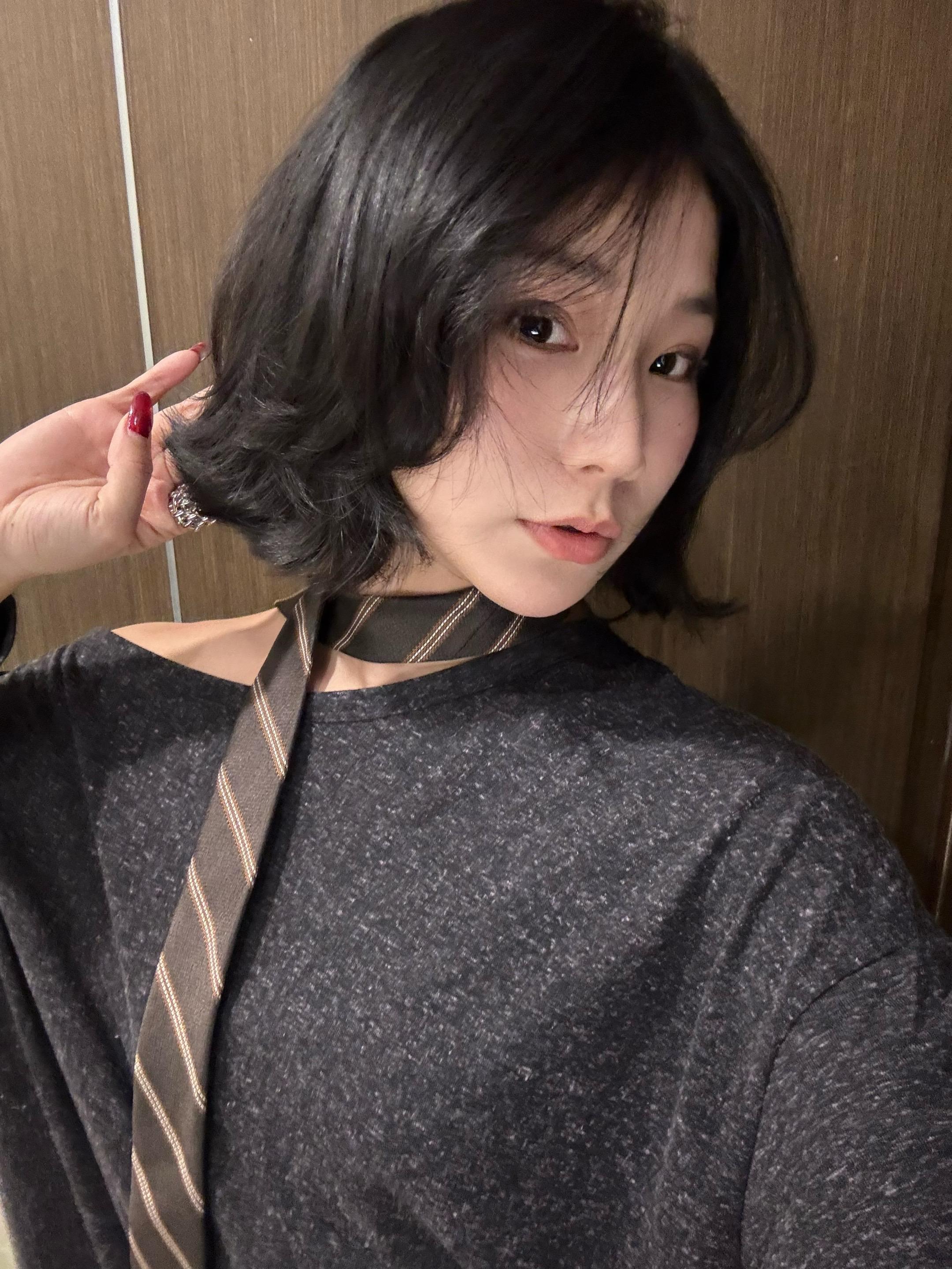 又忍不住去剪短头发啦。- 春夏剪短发太适啦  好俏皮 ～