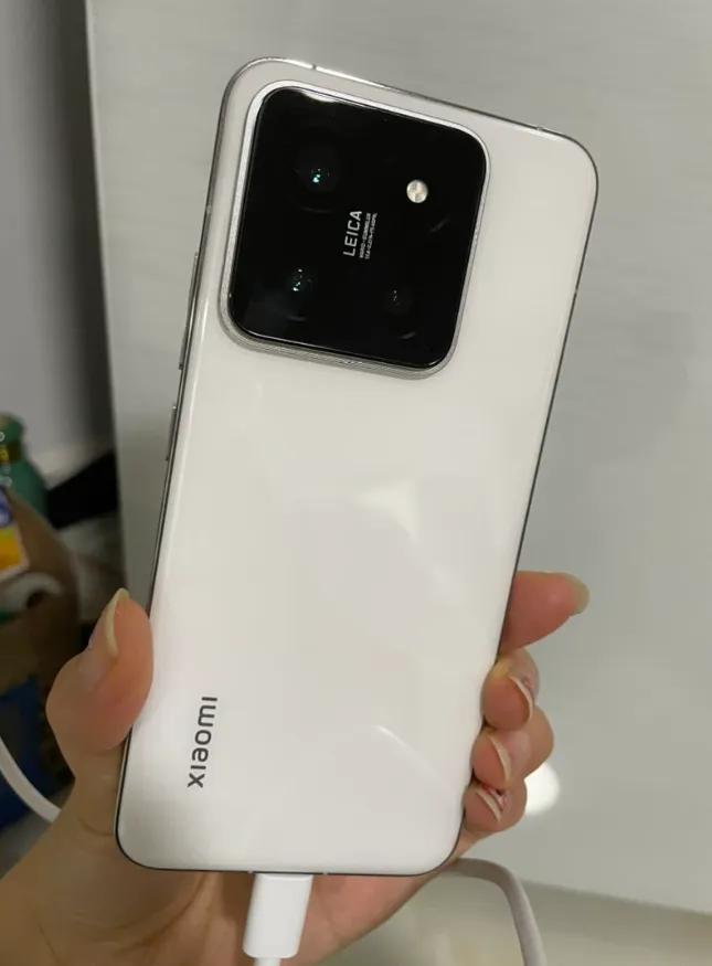卢伟冰不装了，直接摊牌！
Xiaomi 14发布才仅仅几天的功夫，据说销量破百万