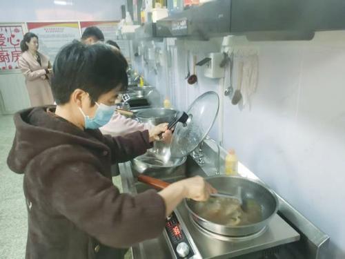 医院楼梯间藏免费爱心厨房！曾被当成骗子，他凭啥打动家属？

刚在医院 ICU 转