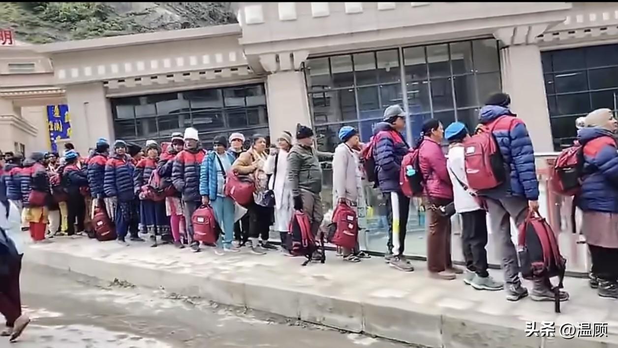 一大群印度人穿着厚厚的羽绒服，在中国徒步口岸排长队进入关口……
很多人疑惑印度酷
