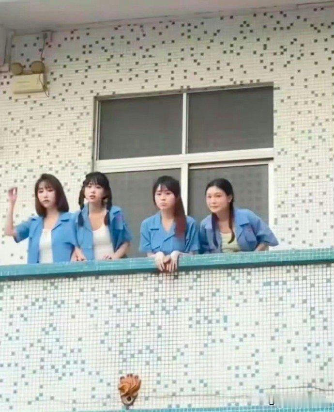 2006年，深圳。沙井某电子厂的女工宿舍。[鲜花] ​ ​​​那时候大量农村辍学