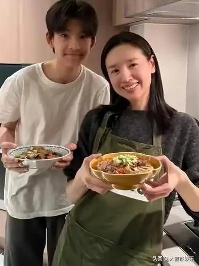 董洁的内心独白：

孩子长大了，翅膀硬了，自己上杆子去找爸爸潘粤明了，儿大不中留