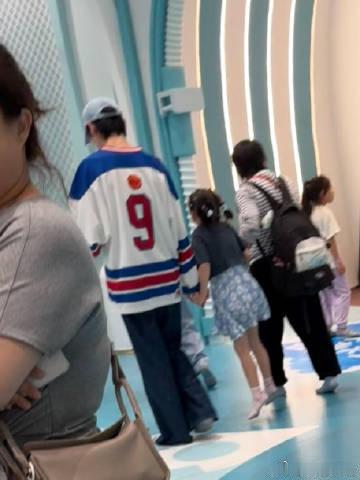 郭碧婷向佐女儿5岁身高近日，有网友在北京某游乐场偶遇刚结束西双版纳度假的向佐郭碧