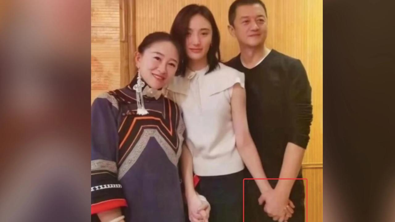 李亚鹏携小19岁娇妻甜蜜回四川过年啦！两人十指紧扣，满脸幸福。四川的街头巷尾，都