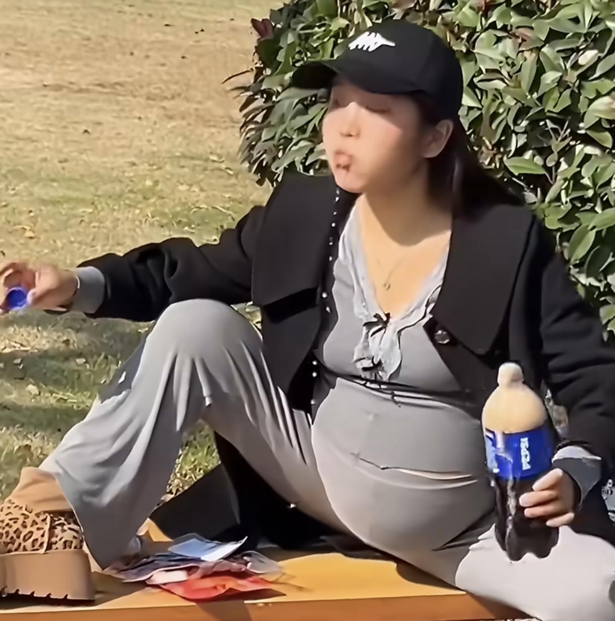 千万不要让孕妇一个人出门，
当你在公园看见
女孩一个人坐在那里喝可乐，你先不要觉