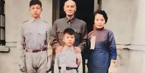 1953年，蒋介石得知戴笠的儿子戴藏宜被枪毙，当即命令毛人凤把戴的后人接到台湾。