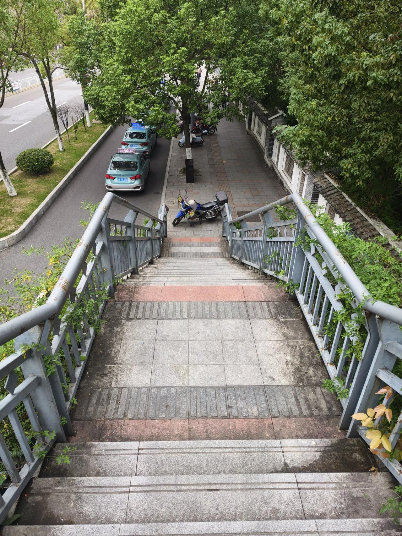 摩托乱停
       ——南木子
谁家摩托停桥下，
交警城管在干啥？
常有老小