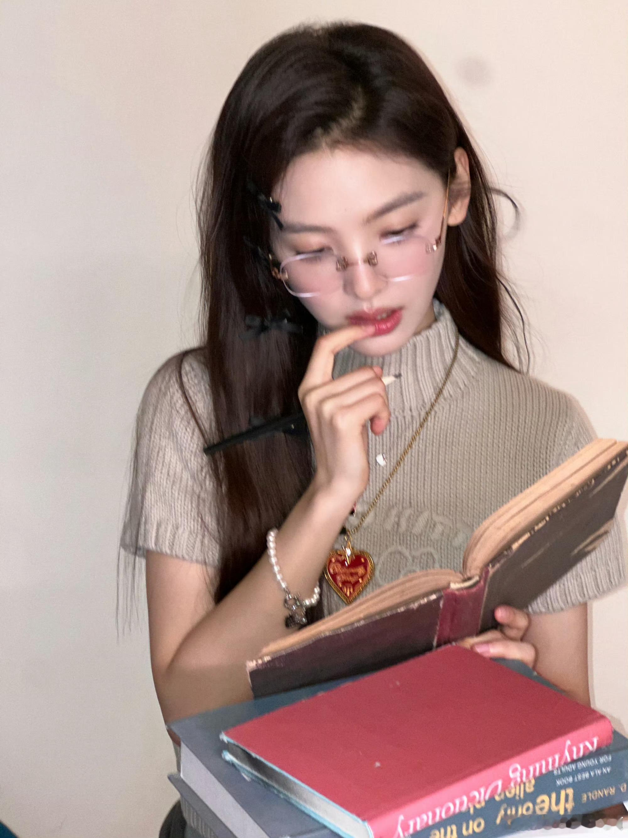 章若楠高凡 zrn章若楠我的女朋友 闭眼许愿的时候，很多画面突然在脑海里一幕幕闪