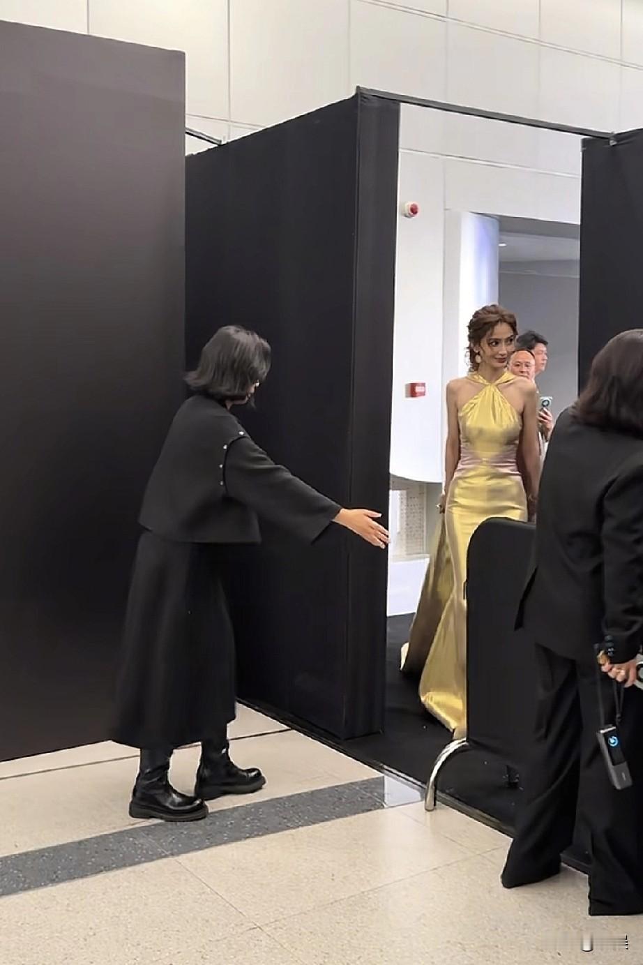 在2025芭莎时尚之夜的后台，杨颖身着一袭亮眼的黄色挂脖长裙优雅现身，裙身流畅的