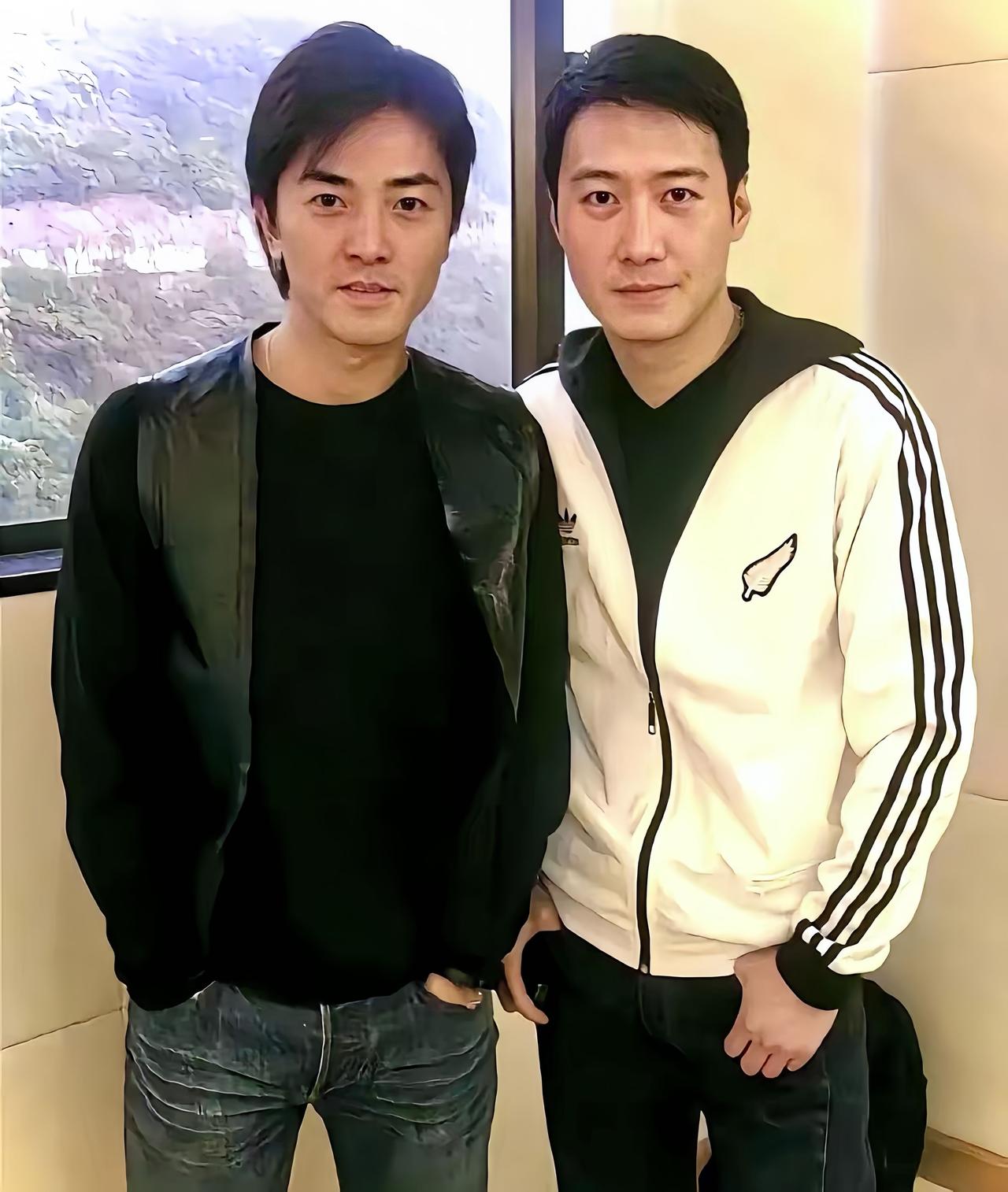黎明与郑伊健太帅了，黎明属于那种风度翩翩的斯文帅，而郑伊健则是那种痞帅。

两人