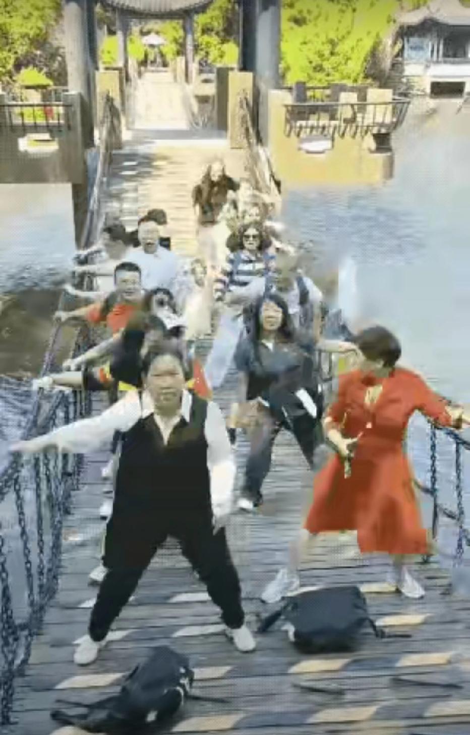 一群大爷大妈去旅游，当来到一处“空中桥梁时”，突然一时兴起，带头的大妈组织好两队