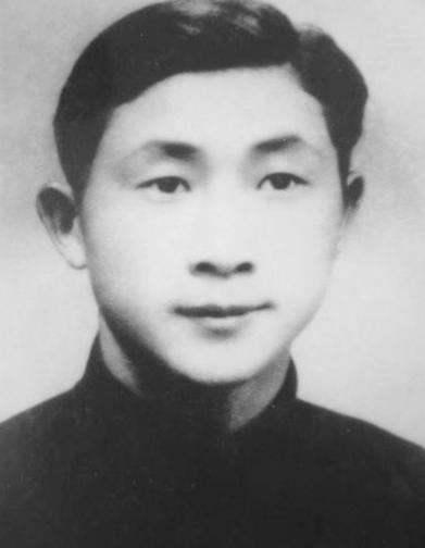 1945年4月的一天，一名黑衣男子来到新四军十八旅机关驻地，务必要面见旅长刘飞，