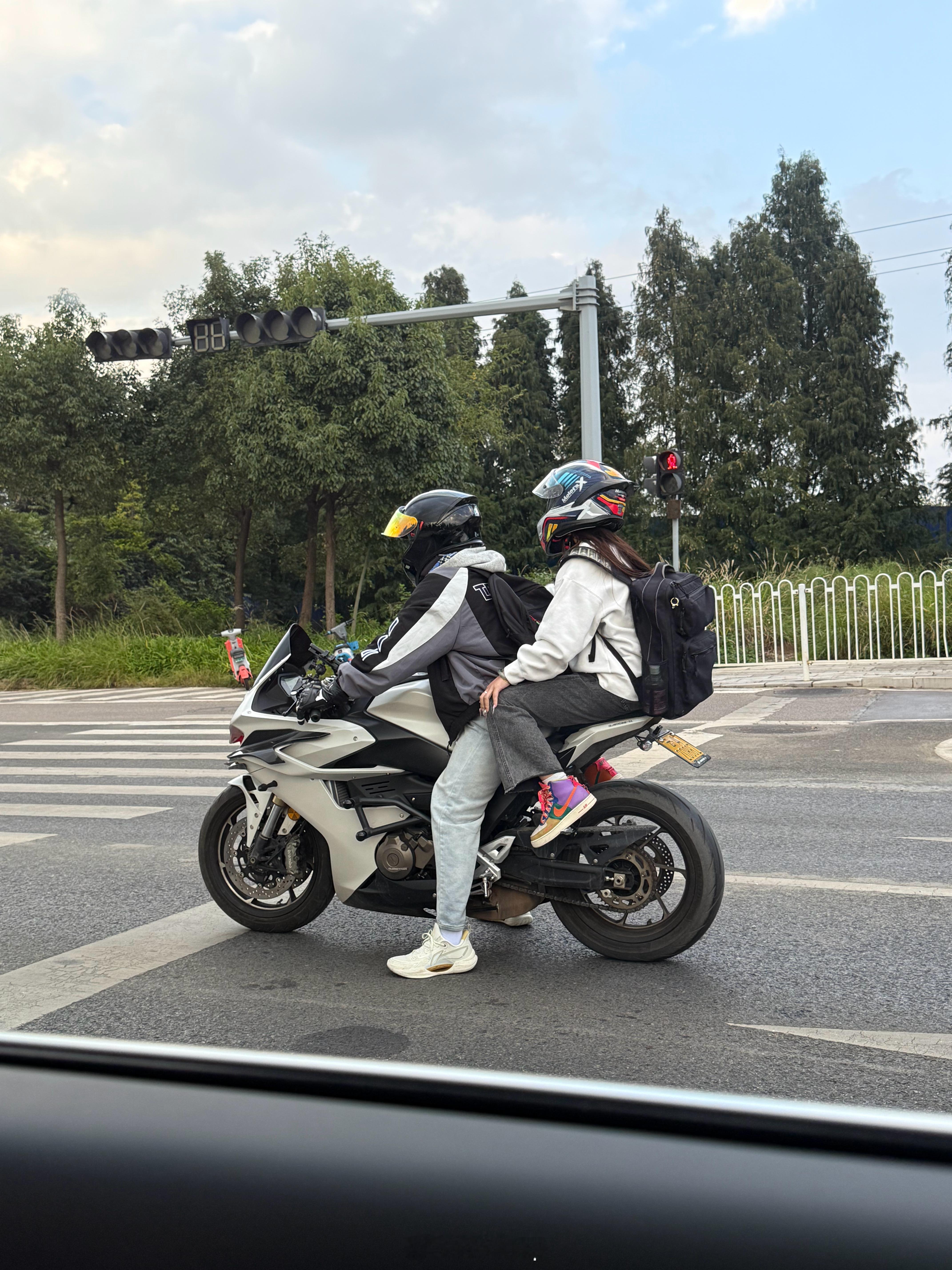 年轻真好啊，风驰电掣还能带个妹子！ ​​​