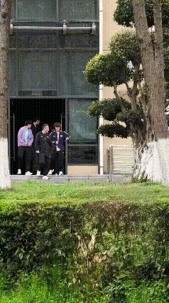 大迪太好玩了，下训看到球馆外面坡上的，树下的一堆人，直接来个对拍。关键还笑着不知