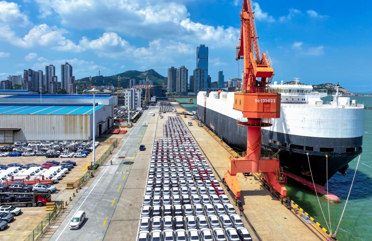 【连云港 前7个月口岸汽车出口同比增长21.6%】8月25日，在连云港港口东方港