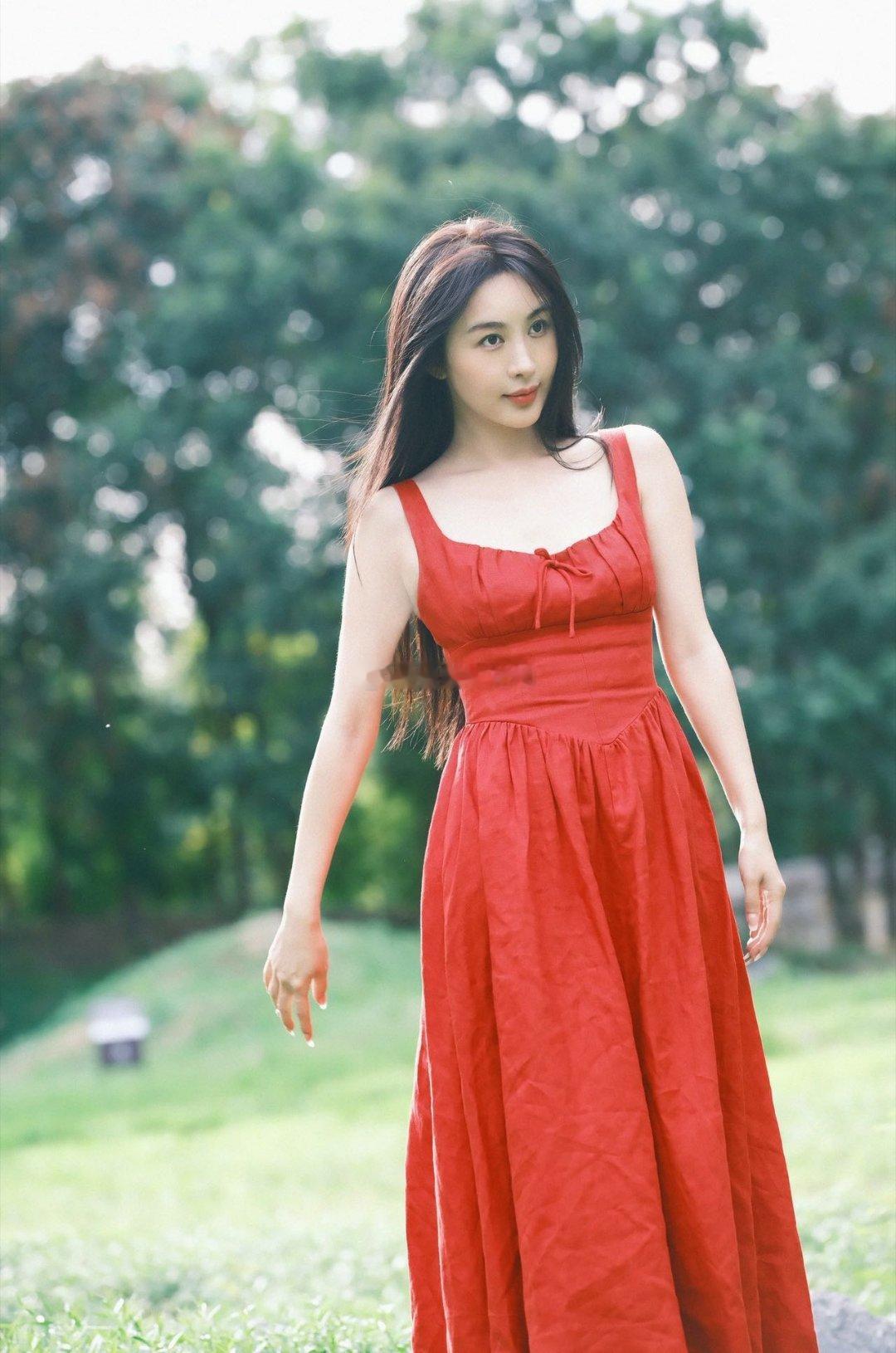 李菲儿美得好有生命力 一袭红裙在生日照里绽放光彩，李菲儿的美带着蓬勃的生命力，笑