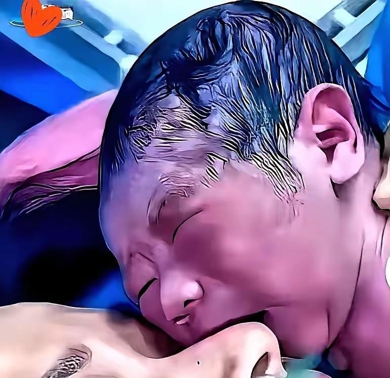 山东一家医院的产房里，炸开锅了。

那一刻，产房像被拉响了警报，尖叫声顶在每个人