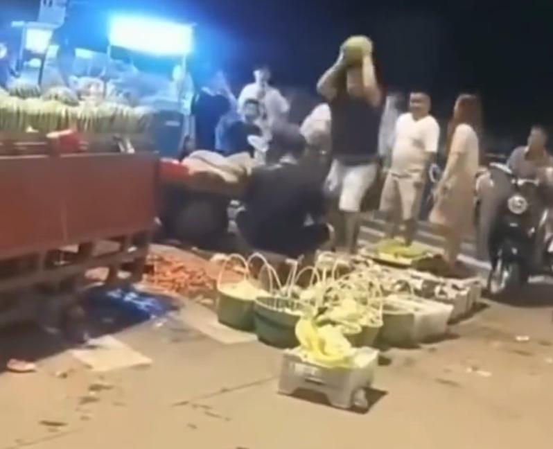 扔一个是气愤上头没控制住，扔10多个就是故意伤人。本来是挑西瓜时发生的小矛盾，没