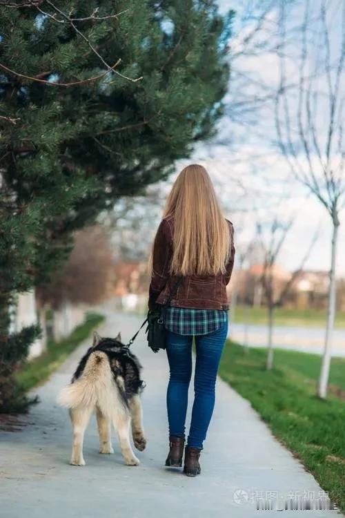 深有同感！

如今，好多年轻夫妇宁愿养狗都不愿意生养孩子，整天又是防疫、又是洗澡