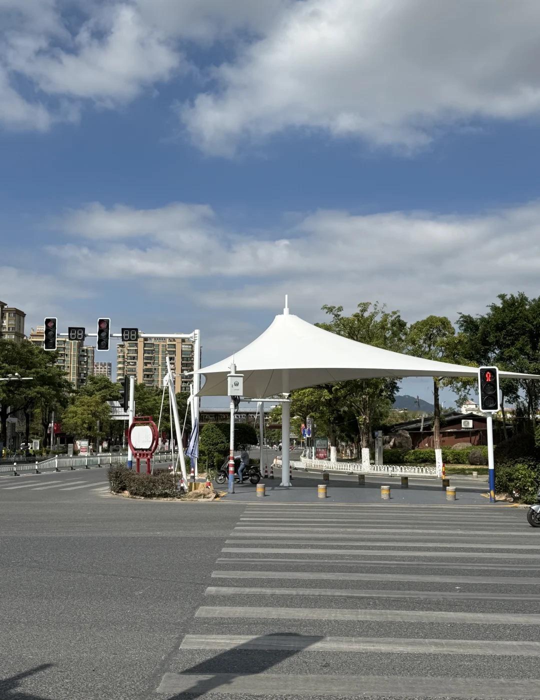 为漳浦的市政点赞👍
这次加装了这个遮阳装置
真的是有为普通百姓考虑
特别是这个