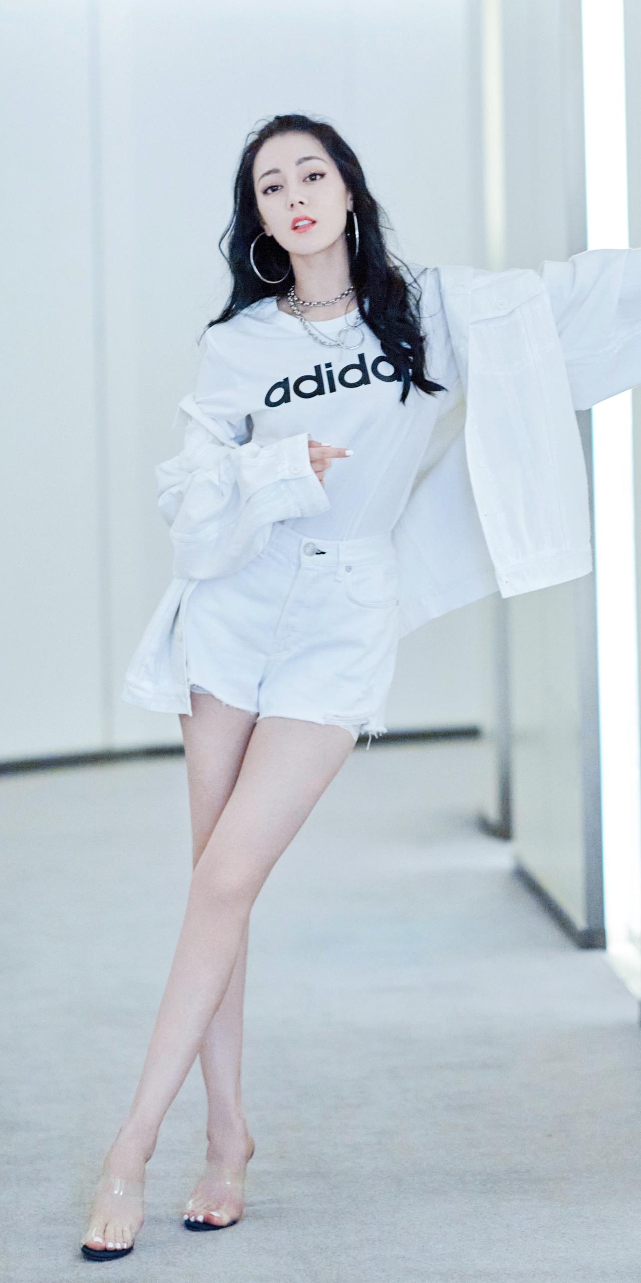 迪丽热巴大长腿写真壁纸：人美身材好，颜值在线、美腿吸睛。#妙笔生花创作挑战##秋