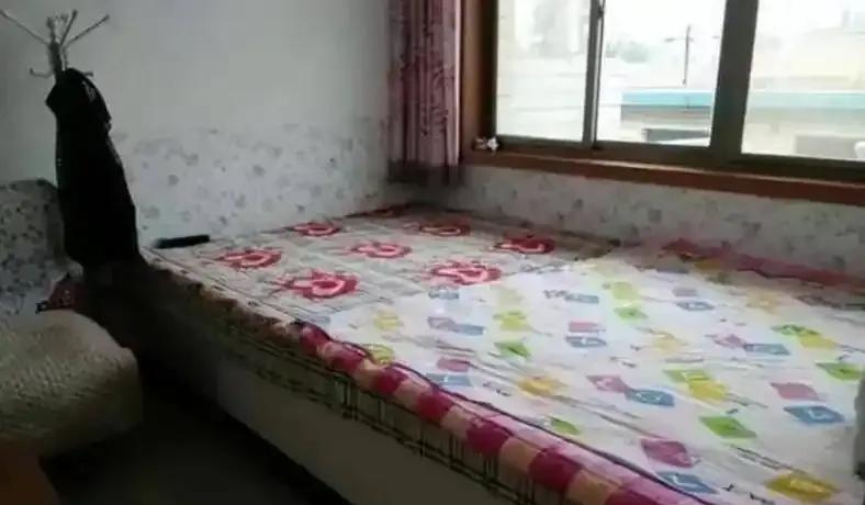 蜡油滴答，姐俩守灵。
她装睡，我装哭。
其实谁都没睡着。
大姨手腕那根红绳，褪得