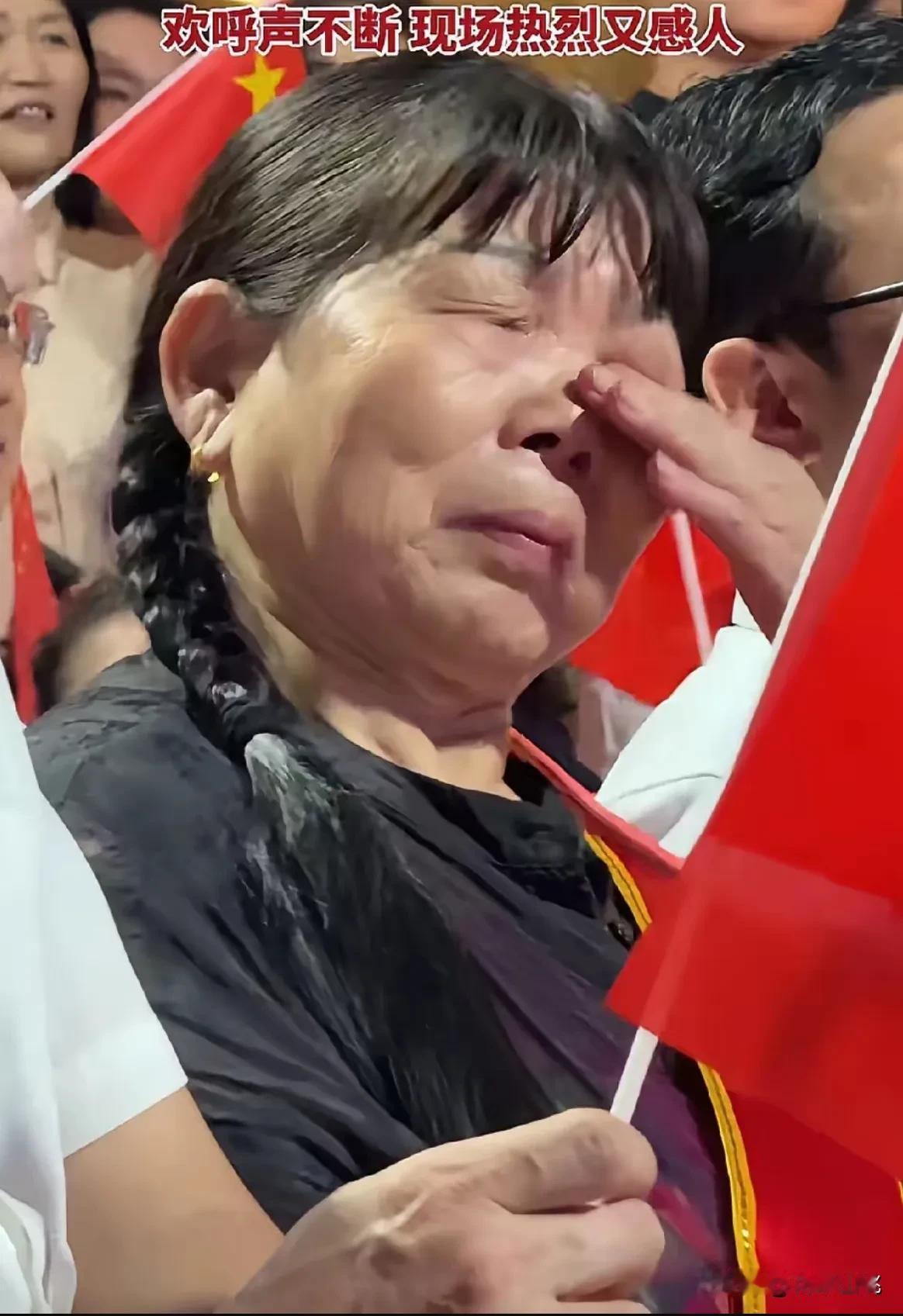 全场都在为英雄欢呼，只有妈妈在偷偷掉眼泪，果然妈妈最懂孩子的安危！昨晚在航天员张