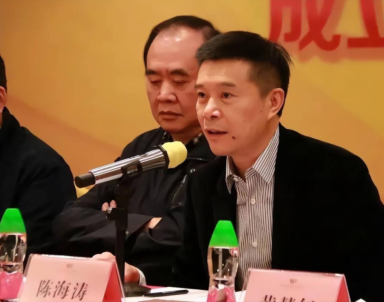 陈海涛收到难题！
虽然广东男篮近期8场比赛输掉6场，但陈海涛仍然稳如泰山，毕竟没