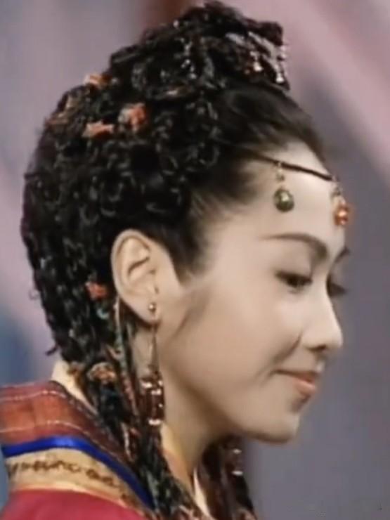 黎姿，岁月不败的美人风骨。从荧幕惊艳到商界从容，她以坚韧跨越荆棘，历经千帆，尽显