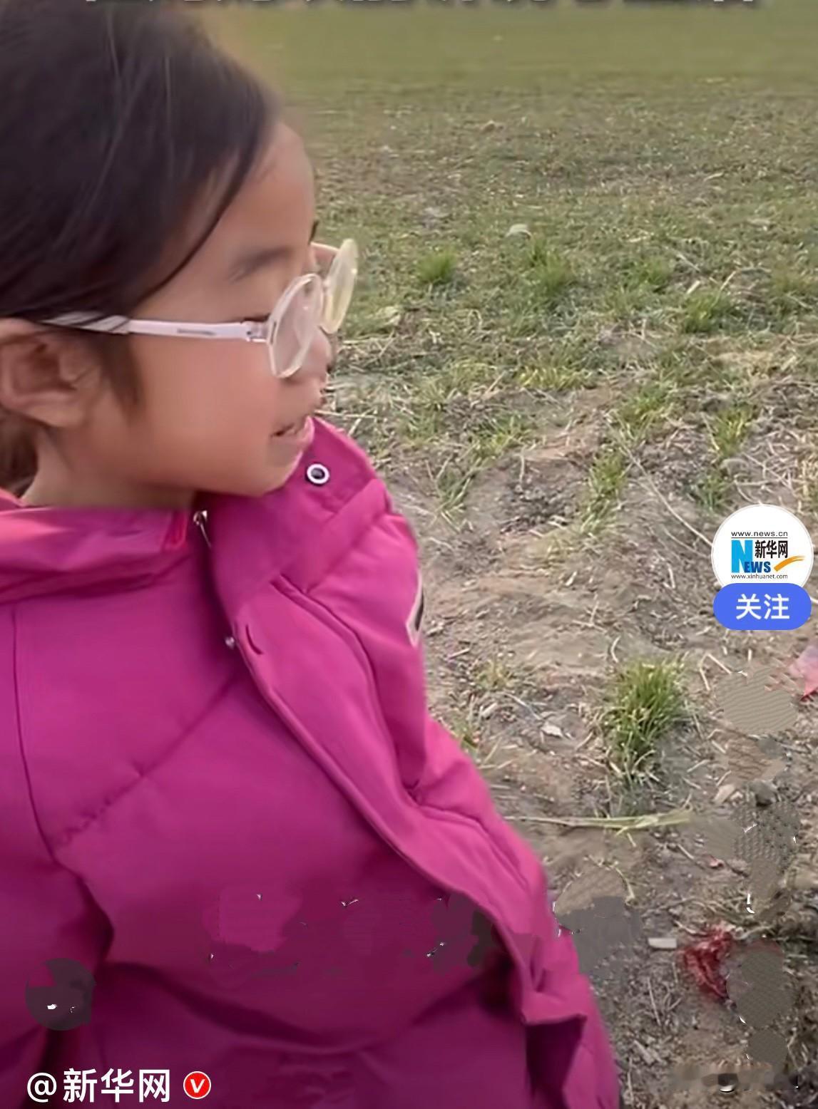 近日，安徽亳州一八岁小女孩过年回了老家，第一件事就是到妈妈坟前和妈妈说心里话，她