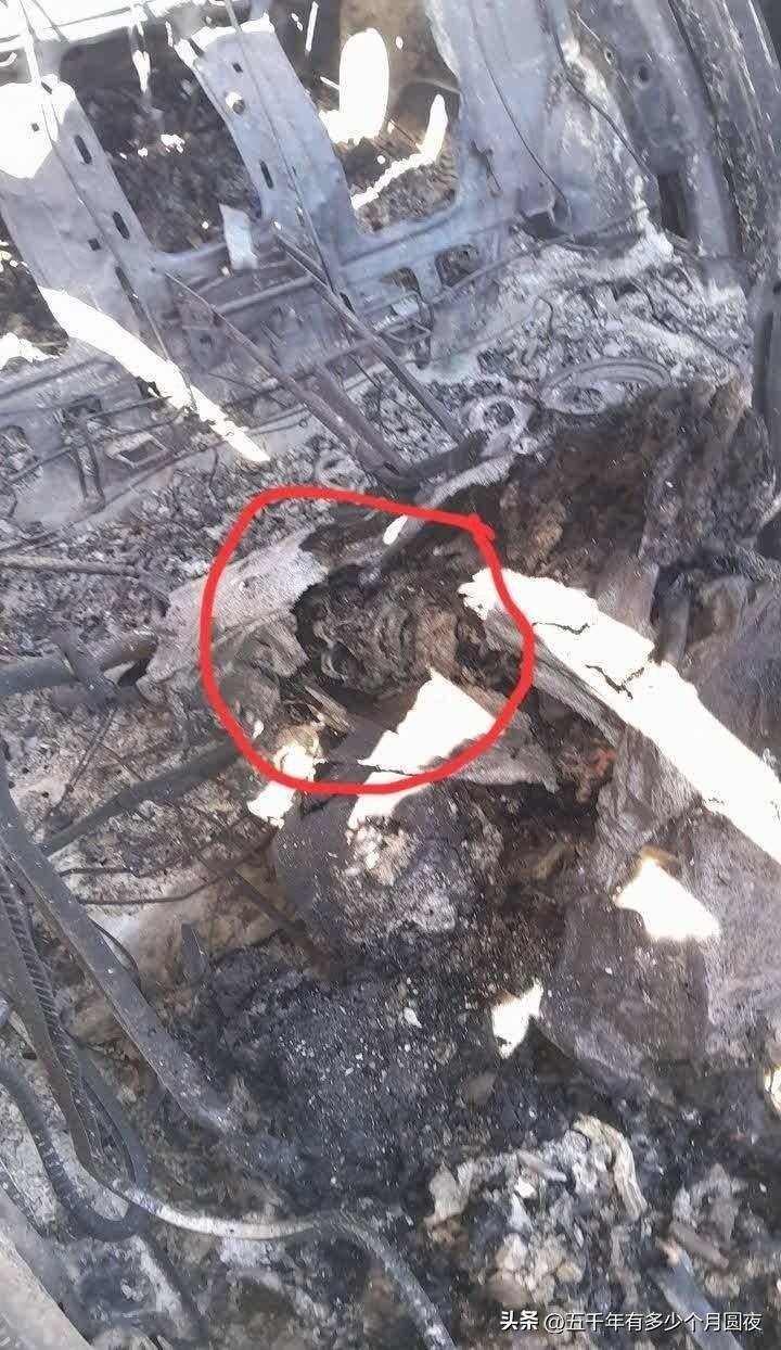 在被摧毁的美军飞机残骸里，
这属于臆想。